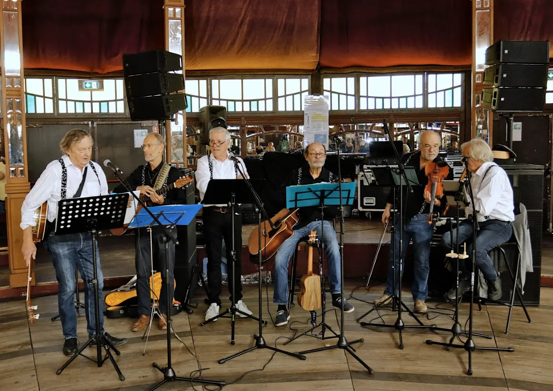 BBbrothers aan het optreden op de jaarmarkt van Rode